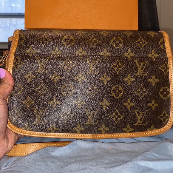 🔥Authentic 🔥Louis Vuitton Solange crossbody - Picture 8 of 11